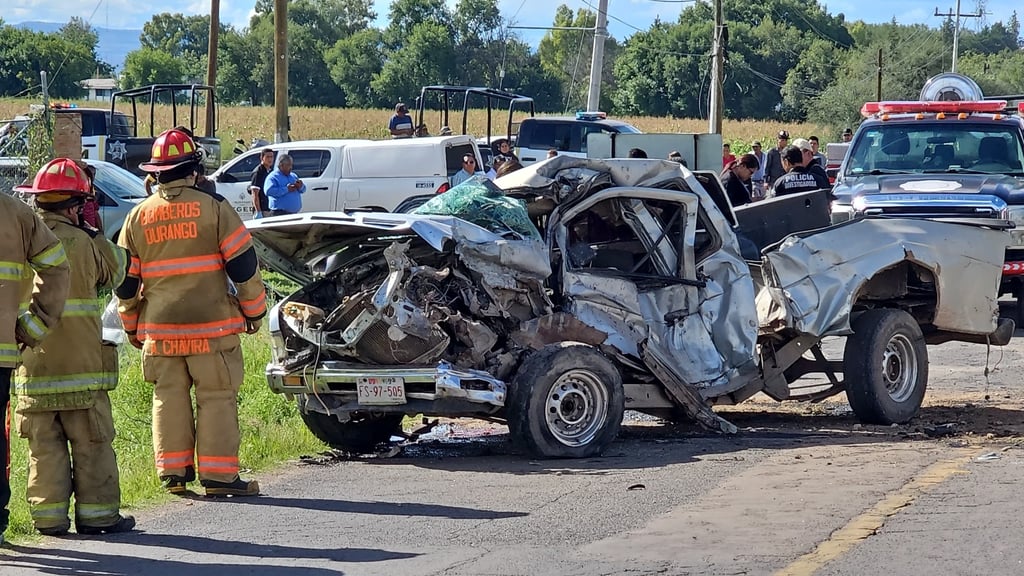 'Encontronazo' entre camión y camioneta en carretera de Mezquital deja una persona sin vida