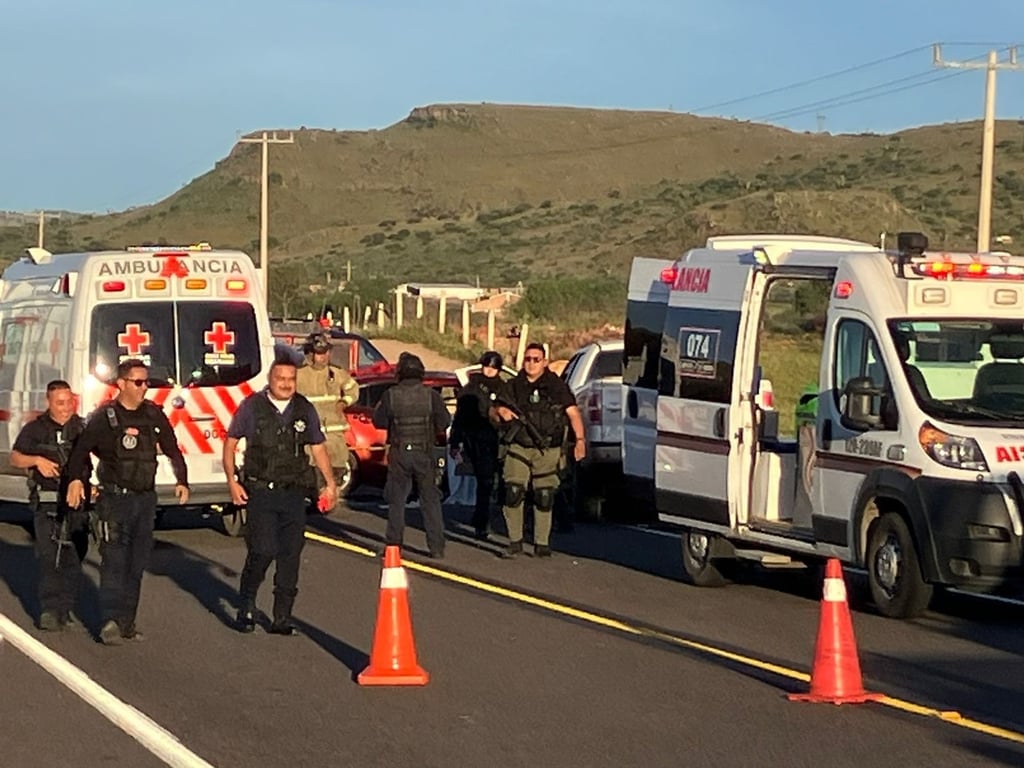 Accidente. Una pareja, quienes vestían de gala, perdieron la vida en un choque frontal registrado en el periférico norte, la mañana de este sábado.