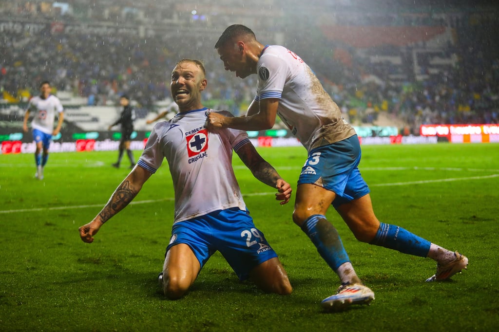 Cima. Cruz Azul al mando del torneo mexicano al venir de atrás y derrotar a León (1-2), que de nada le valió presentar a Eduardo Berizzo como su nuevo técnico.