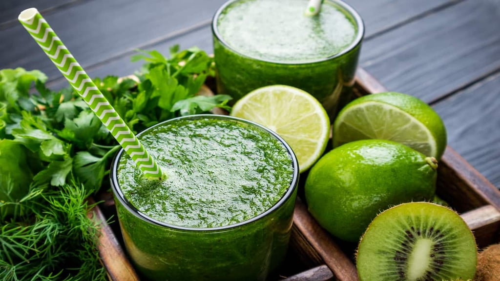 ¿Es bueno tomar jugo verde?