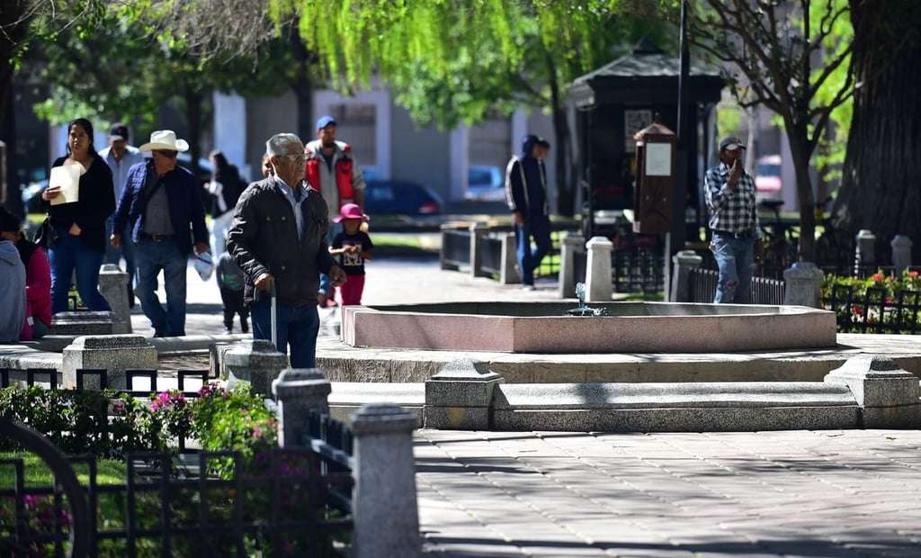 Tráfico. En horas pico se dificulta a los peatones cruzar la calle a pesar de que se encuentre un semáforo más adelante.