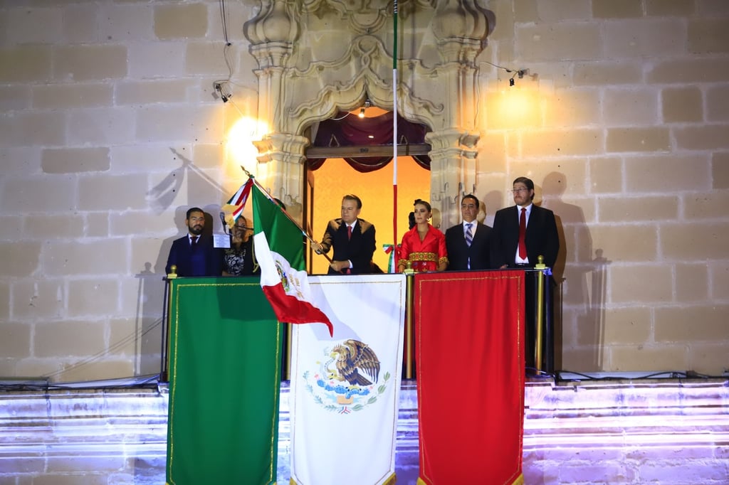 Conmemoración. Al son del mariachi, quienes interpretaron diversas melodías que pusieron a cantar y bailar a grandes y pequeños, los duranguenses festejaron esta importante fecha.