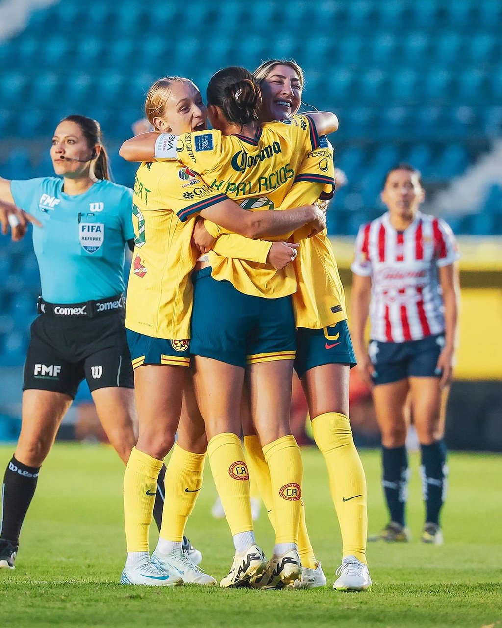 Goliza. América Femenil goleó (7-0) en una edición más del Clásico Nacional, al golear a Chivas en la noche más mexicana.