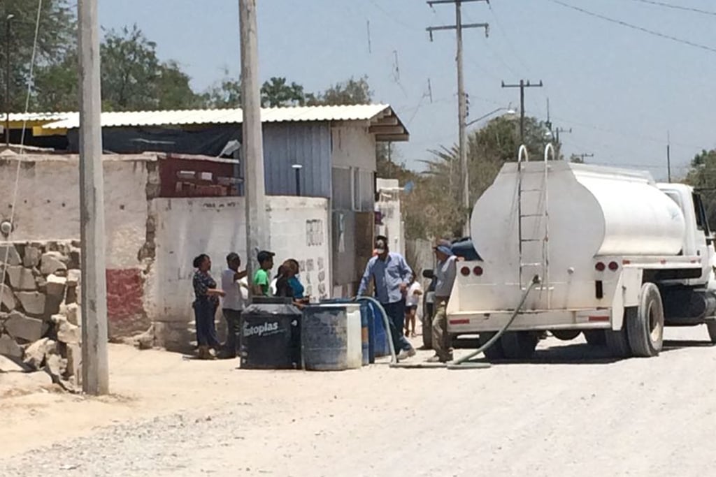 Respaldo. En los municipios de Rodeo y Tlahualilo siguen abasteciendo de agua en pipas para uso diario en algunas comunidades.