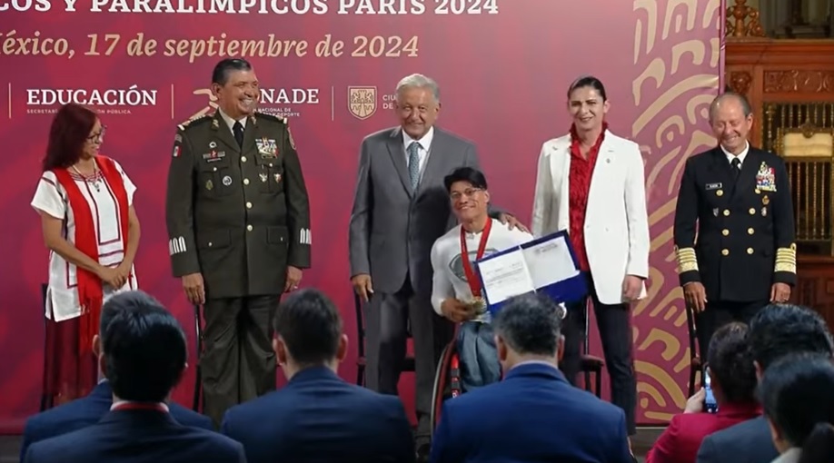 Entrega López Obrador más de 78 mdp a medallistas en París 2024