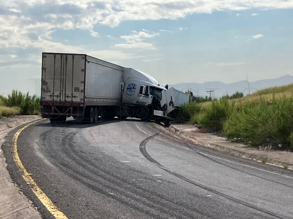 Daños materiales, el saldo de tráiler accidentado en Periférico Norte de Durango