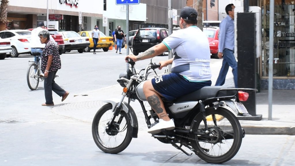 ¿De cuánto es la multa en Durango por manejar una moto y no usar casco?