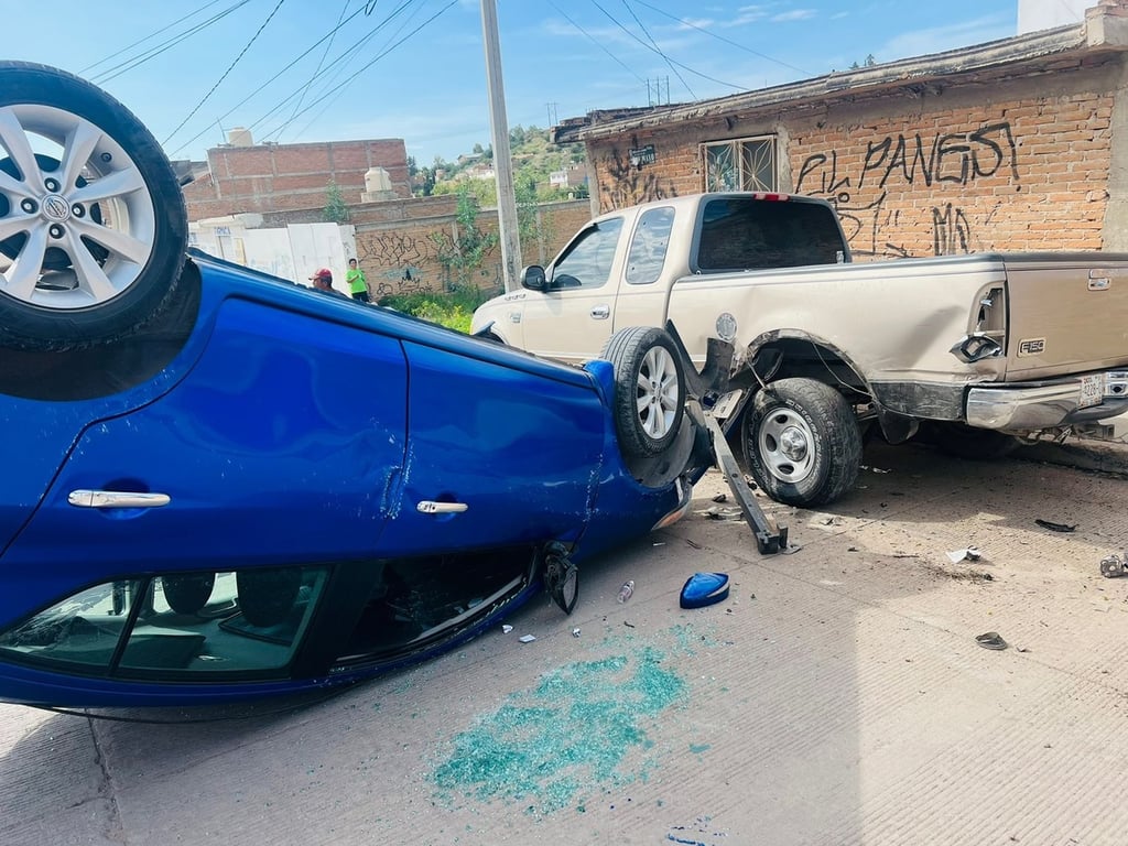 Hecho. El conductor de un vehículo chocó contra una camioneta estacionada y volcó.