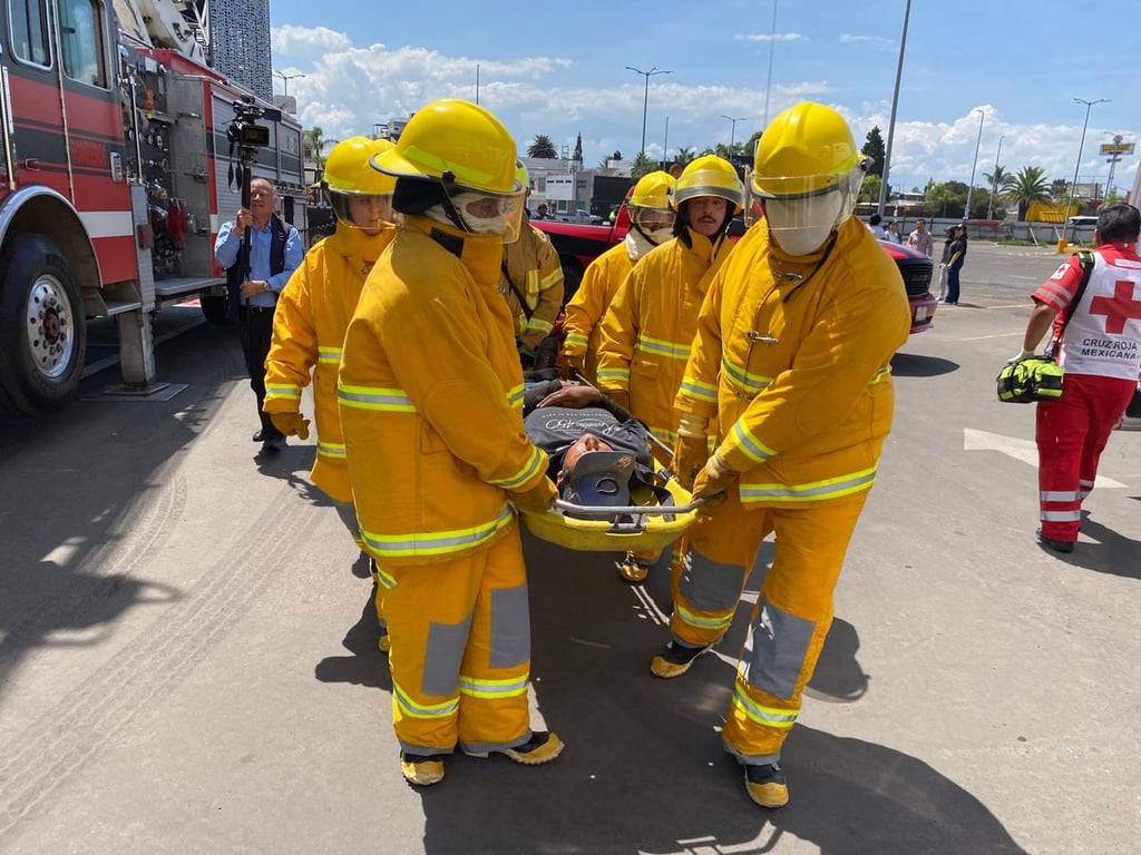 Simulan incendio y explosión en centro comercial de Durango