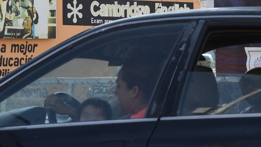 ¿De cuánto es la multa en Durango por llevar a un niño entre el conductor y el volante?