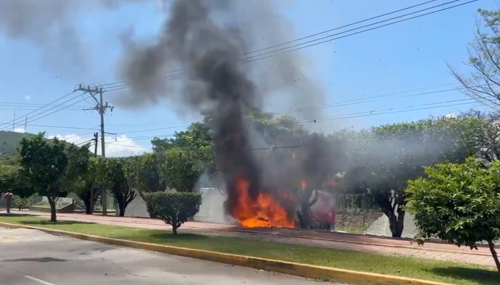 Ayotzinapa: Normalistas incendian camioneta frente a instalaciones militares en Guerrero