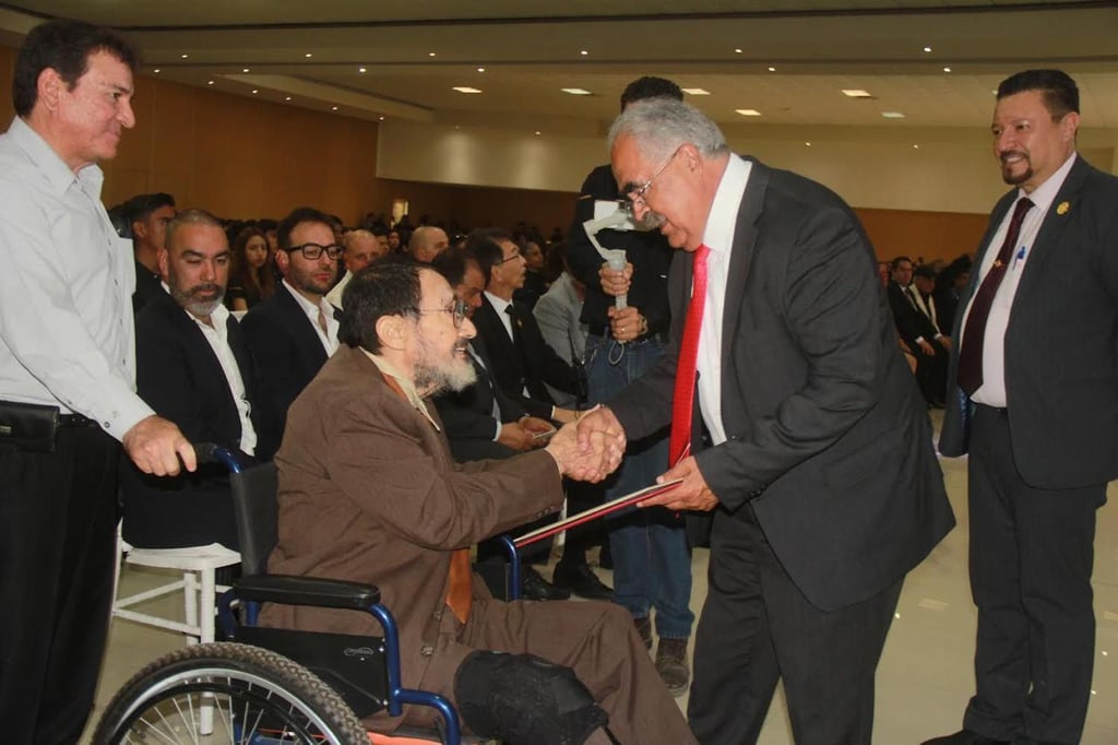 Se dedicó un homenaje al decano de la institución, en reconocimiento a su dedicación y contribución a lo largo de los años.