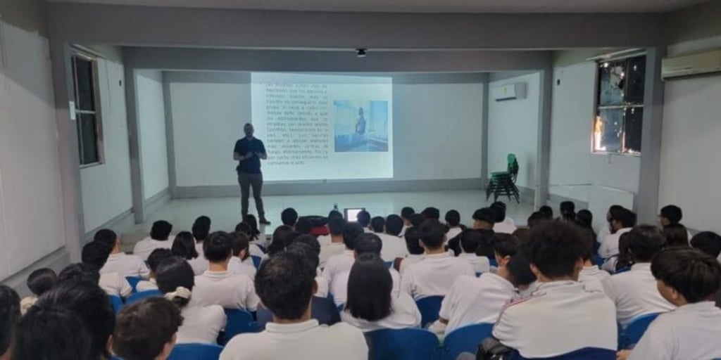 Evento. Con atención, estudiantes acudieron para participar en la charla en la que interactuaron con un especialista en la prevención del suicidio. 