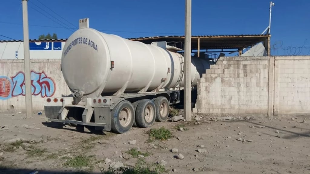 Accidente. El chofer de una pipa perdió el control y se estrelló contra un taller y una bodega en Gómez Palacio; no se reportaron personas lesionadas.