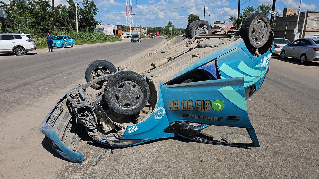 Fuerte choque-volcadura en Gabino Santillán deja cuantiosos daños en un taxi