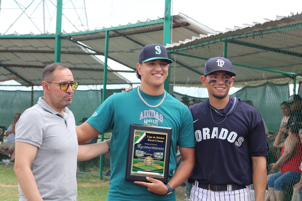 Reconocimiento. la Liga Rural Urbana entregó un reconocimiento al pitcher duranguense, Jeter Martínez, quien se encuentra de visita en Durango, luego de jugar en Ligas Menores.