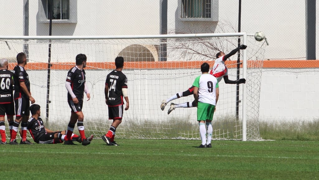 Atajada. Lalo Martínez, portero del Pueblito Botanero, en atajada ante el equipo de Trébol, en la Liga Benito Juárez.