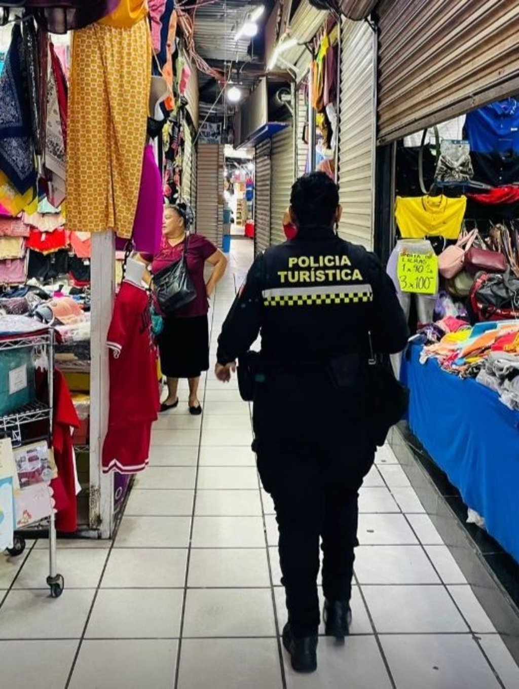 Recorridos. Policías realizan rondines en diferentes comercios.