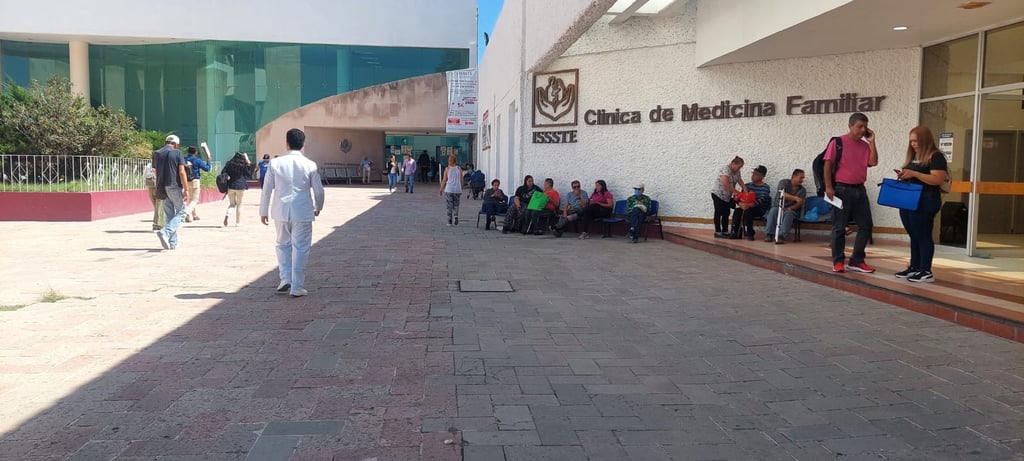 ISSSTE Durango adeuda beca completa a médicos internos