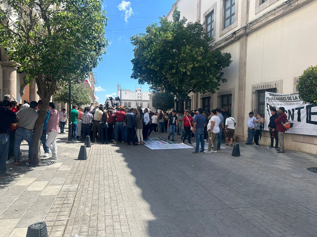 Maestros de la CNTE se manifestaron al exterior del Congreso