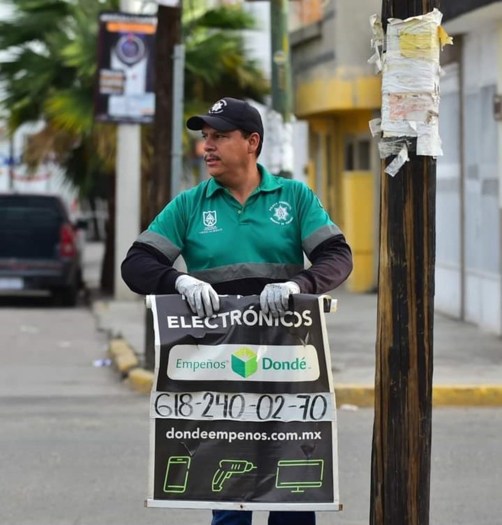 Acción. En operativos, personal municipal hace el retiro de todo tipo de publicidad que no cuenta con un permiso.