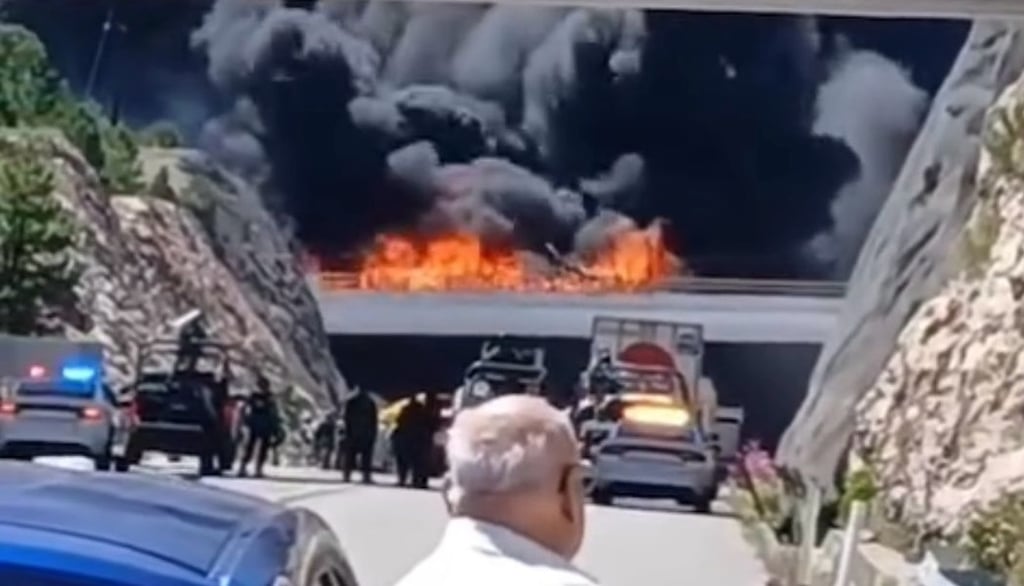 Policías resguardan a casi 200 personas que iban en los vehículos incendiados en la ´Súper'