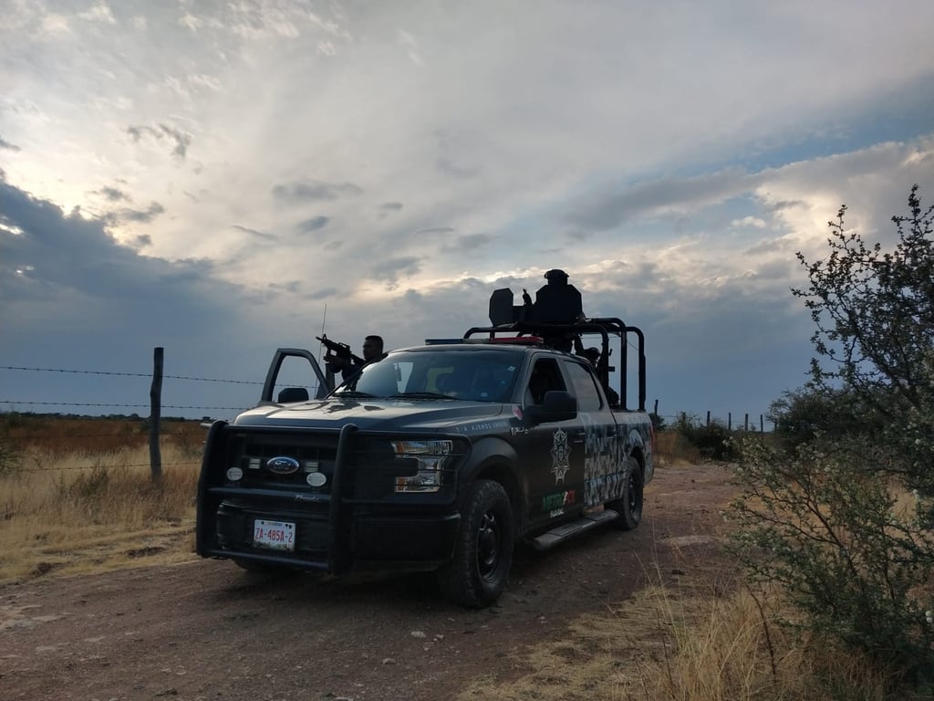 Localizan tres cadáveres con vestimentas tácticas; víctimas no han sido identificadas