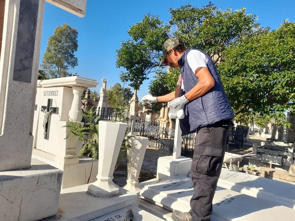 Medida. En los floreros de las tumbas y otros depósitos donde se pueda acumular agua van a colocar larvicida para mayor tranquilidad de los visitantes al recinto.