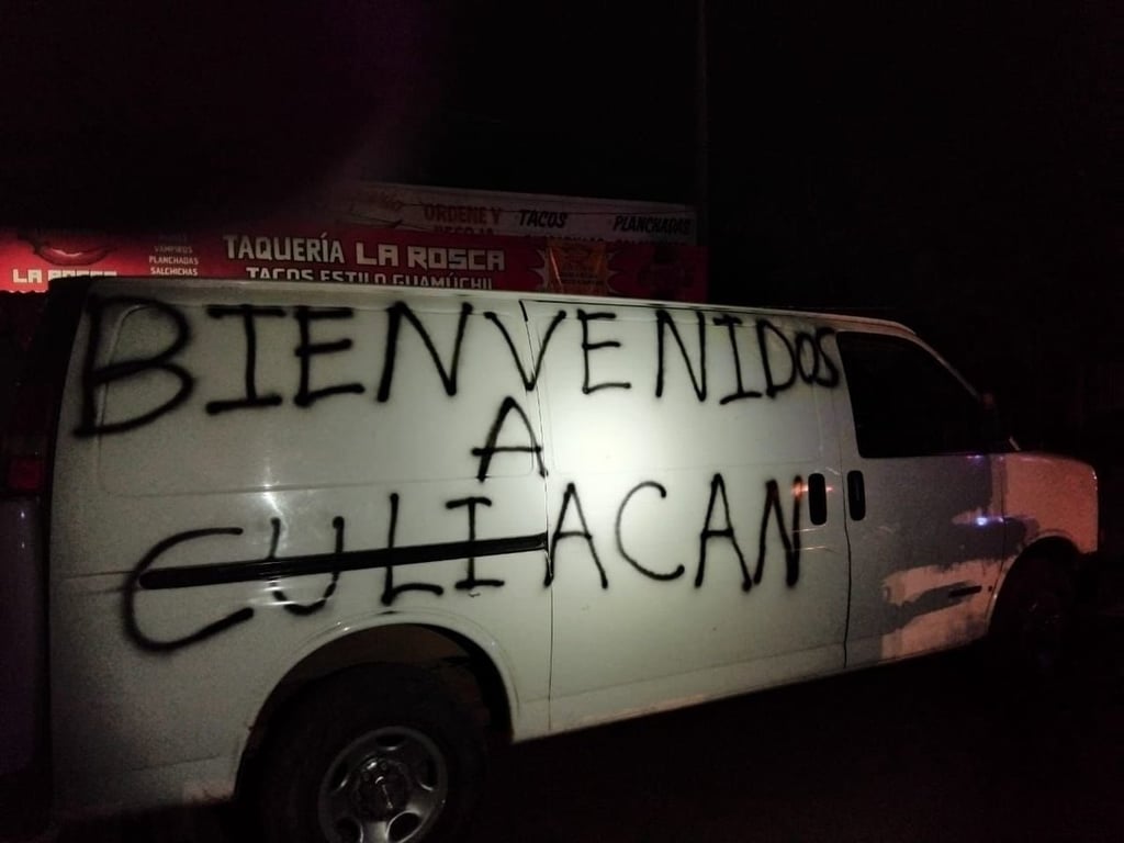 'Bienvenidos a Culiacán': Abandonan camioneta con ocho cuerpos sin vida