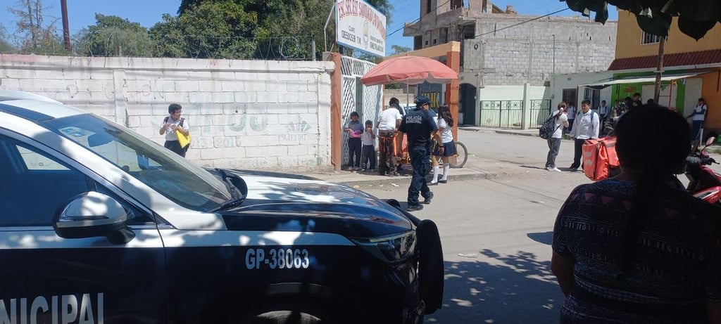 Operativos. Con rondines de vigilancia, elementos de Seguridad Pública protegen a la comunidad estudiantil.