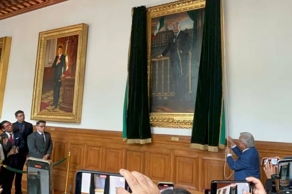 AMLO devela retrato en óleo en Palacio Nacional que estará en la Galería de los Presidentes