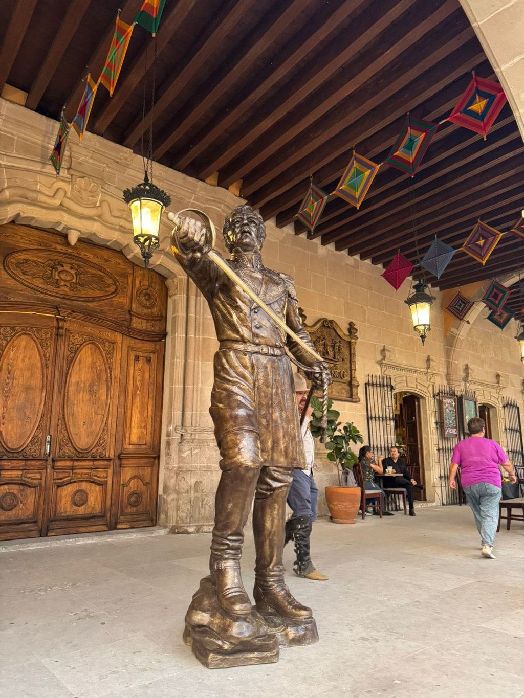Escultura. Al exterior del Museo Francisco Villa se encuentra una escultura de este personaje histórico, como parte de la conmemoración.