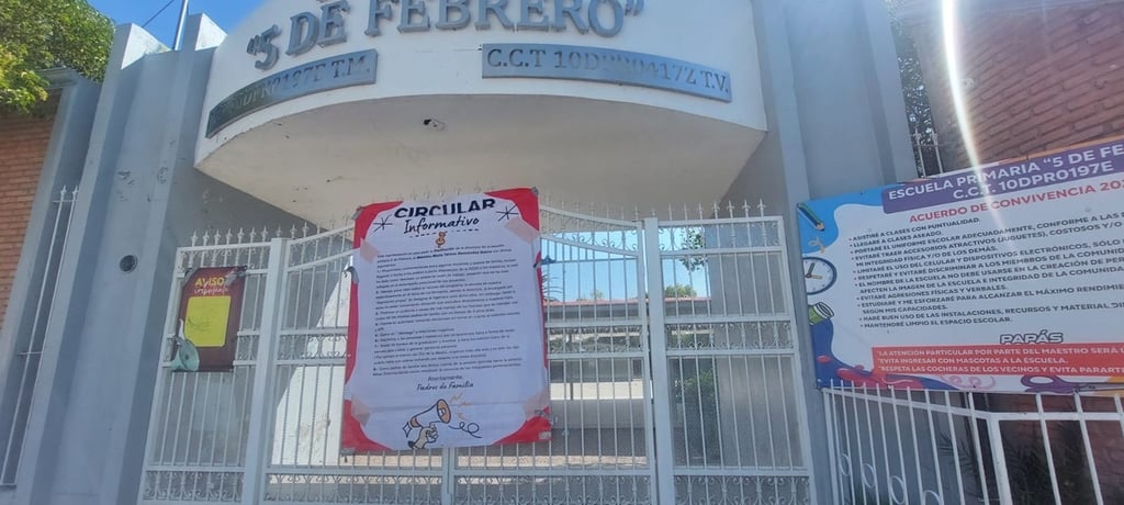 Reacción. La Primaria 5 de Febrero fue cerrada la mañana del miércoles por los padres de familia que piden la destitución de la Directora por diversas presuntas irregularidades.