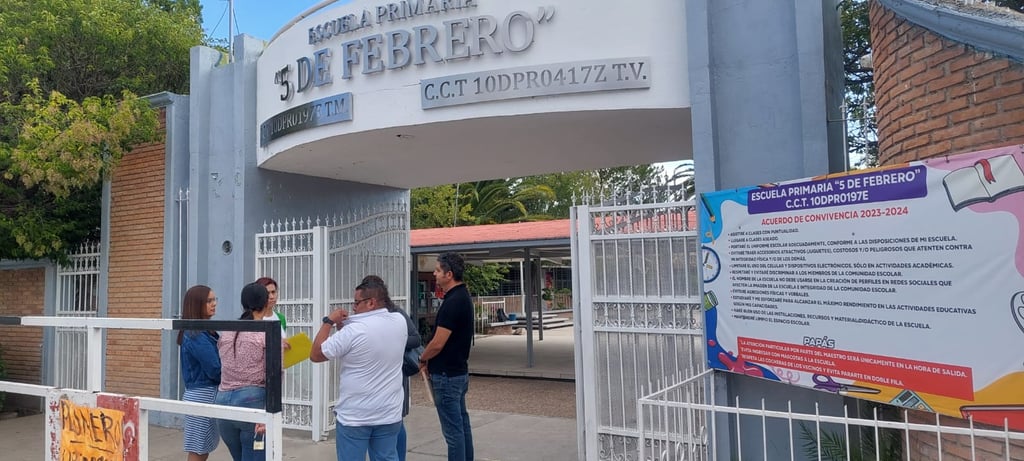 Abren escuela 5 de Febrero, pero, padres piden investigar a directora