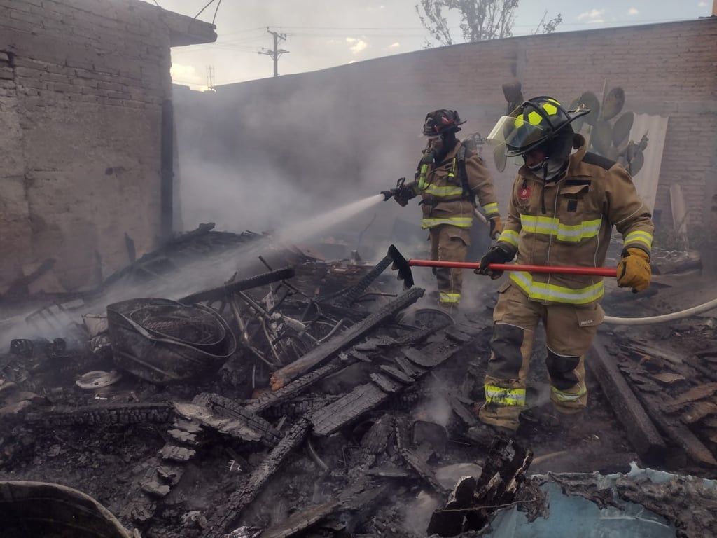 Incendio de casa-habitación en la José Ángel Leal deja cuantiosos daños materiales