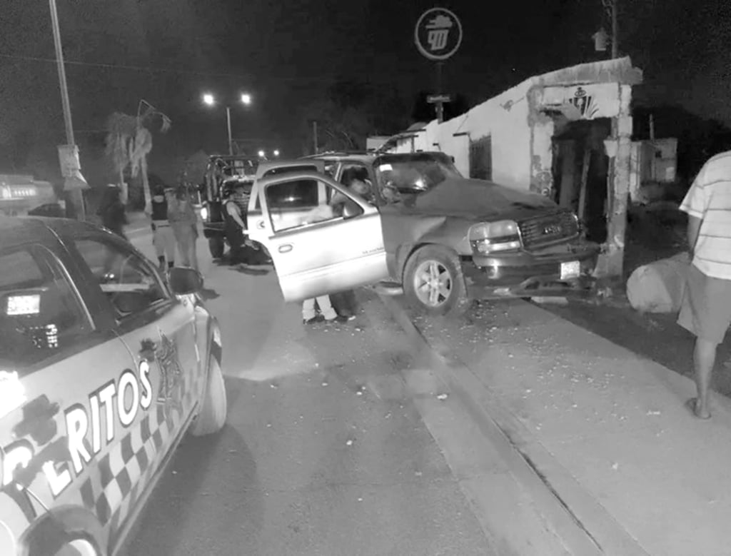 Accidente. La noche de este viernes una camioneta se impactó contra una casa en Ciudad Lerdo; hay dos lesionados.