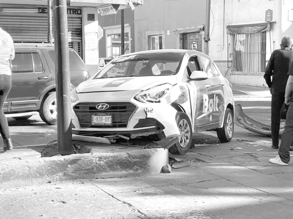 Hecho. Una mujer taxista fue chocada en la calle Zarco y 20 de Noviembre, la mañana de este sábado. No se reportaron personas lesionadas.