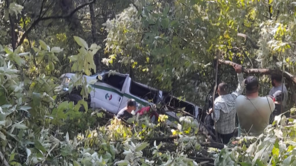 Dos personas fallecieron y nueve resultaron lesionadas en volcadura registrada en Otáez