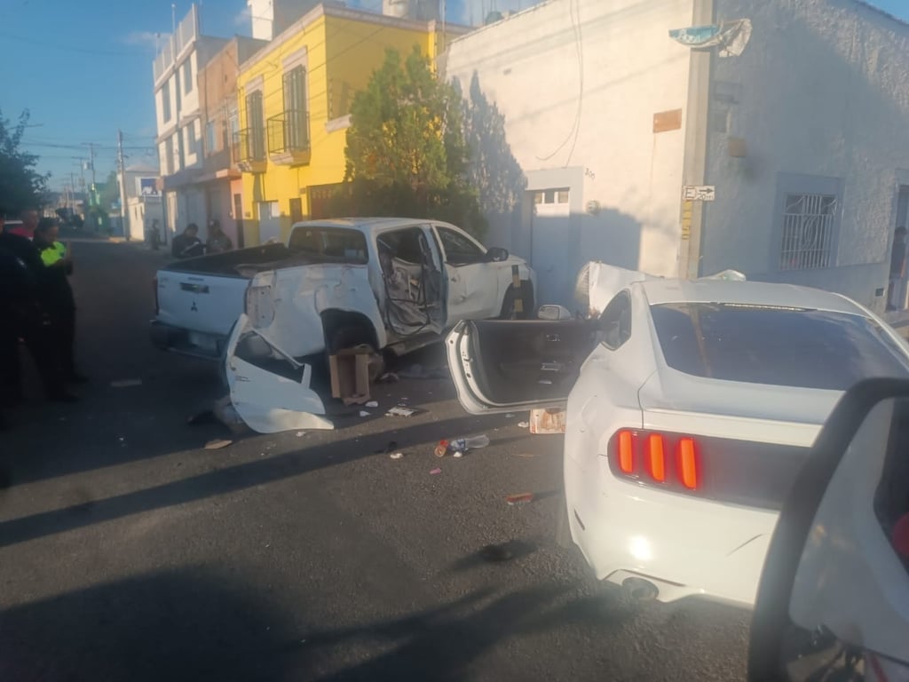 Hecho. Un conductor ebrio no respetó una señal de alto y provocó un fuerte choque en el crucero de Salvador Nava y Ramírez.