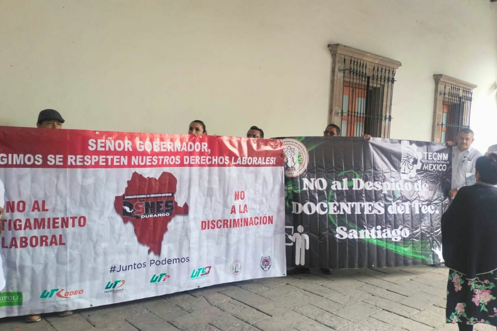 Maestros de educación superior protestan afuera del Congreso de Durango