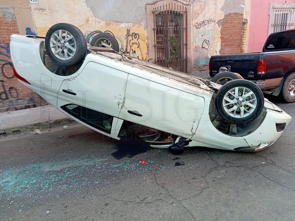 Choque-volcadura en Zona Centro de Durango deja cuantiosos daños materiales 