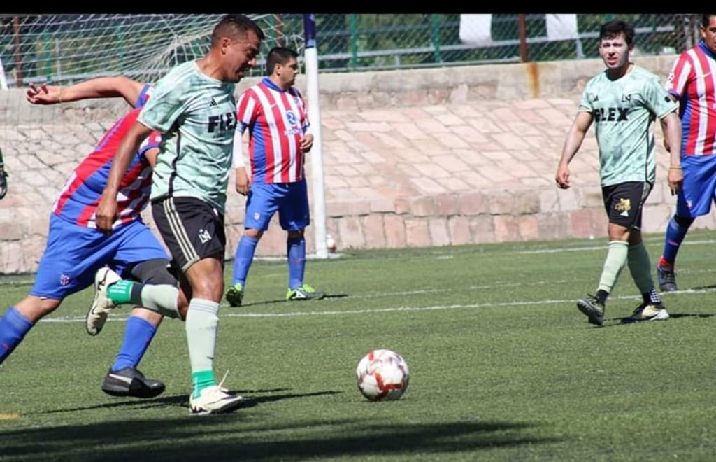 Líder. El equipo de Lobazos Romero Ciprés sigue con marca perfecta en la Liga de Futbol para Veteranos.