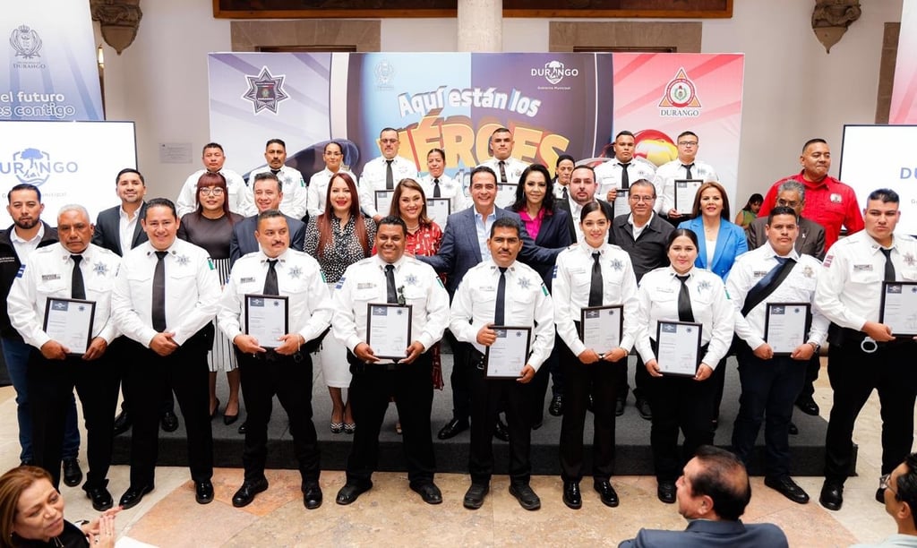 Reconocimiento. Toño Ochoa honró al personal de Seguridad Pública y Protección Civil.