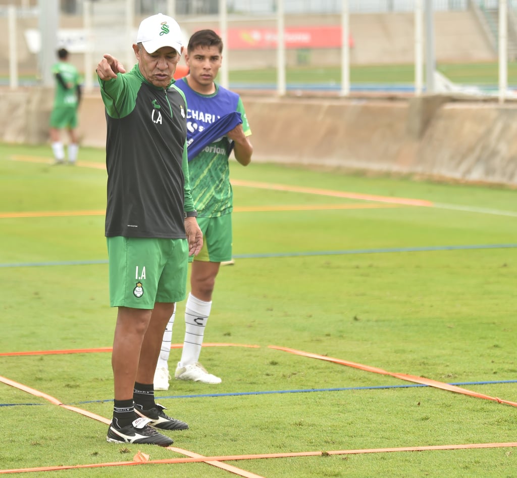 Últimos. Los resultados de 'Nacho' Ambriz no han sido los esperados por la directiva santista.