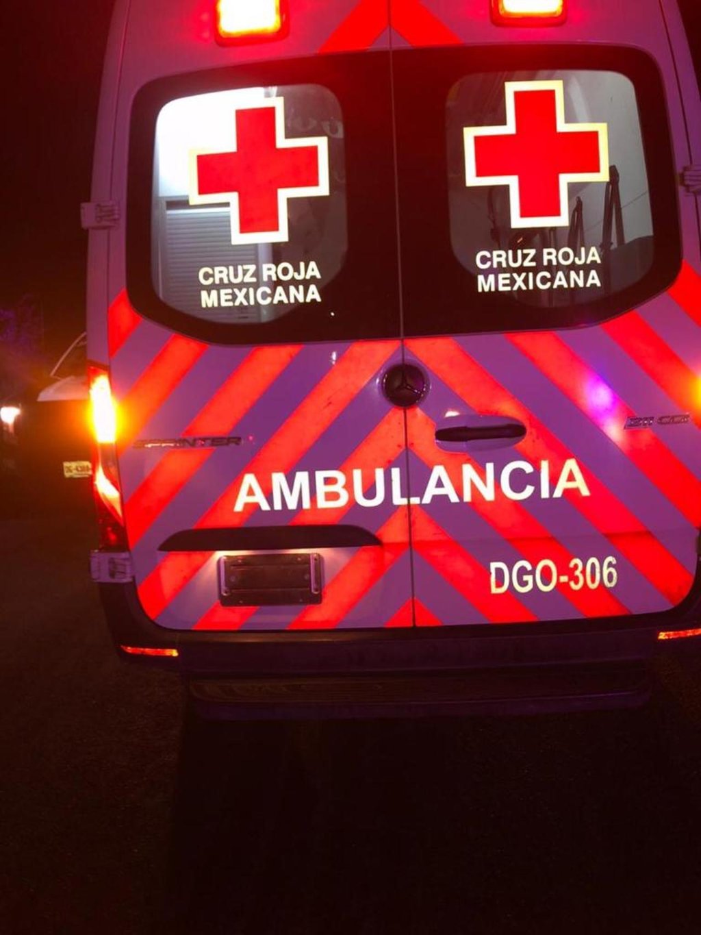 Reacción. Automovilistas que pasaban por el lugar llamaron a emergencias para apoyar al motociclista.