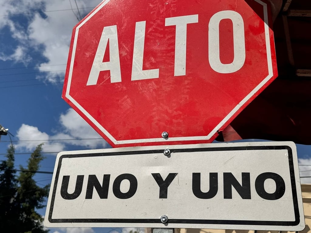 Implementación. En algunas calles de la ciudad que se genera tráfico solo en algunos momentos del día ha sido positivo implementar la señalización para dar paso uno y uno.
