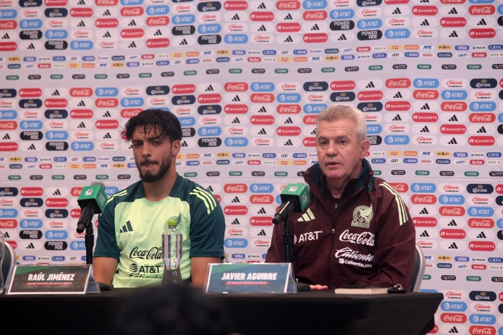 Raúl Jiménez y Javier Aguirre en conferencia de prensa.