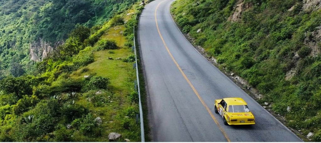 A la mitad.  La Carrera Panamericana toma rumbo hacia Querétaro, el cuarto estado de los ocho que integran esta edición.