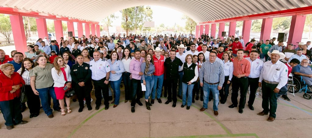 Apoyos.  También se dotó de equipo policial, paquetes alimentarios y anunció campañas gratuitas en cirugías de cataratas, estrabismo y aparatos funcionales por parte del DIF Estatal para las familias que más lo necesitan. 