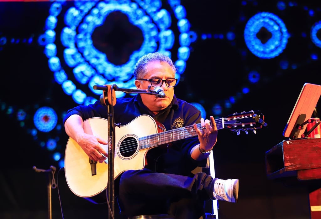 Éxitos. El músico interpretó los temas más conocidos de su carrera, como 'Brazos de sol', 'Con la nieve', 'Después de ti', 'Mujer que camina', entre otros. Decenas de duranguenses se reunieron en la plaza para escuchar su concierto gratuito. El músico aprovechó para conectar con su público y platicar el detrás de algunas canciones.